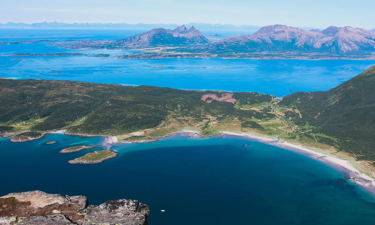 Brennvik: {"base": "en", "no": "Den nordlige delen av bukta sett fra Stortinden. Dybden er 20 meter der b\u00e5ten ligger for anker.", "se": "Norra delen av viken sedd fr\u00e5n Stortinden. Djupet \u00e4r 20 meter d\u00e4r b\u00e5ten ligger f\u00f6r ankar.", "en": "North part of the bay seen from Stortinden. Depth is 20 meters where the boat is at anchor.", "da": "Nordlige del af bugten set fra Stortinden. Dybden er 20 meter, hvor b\u00e5den ligger for anker."}