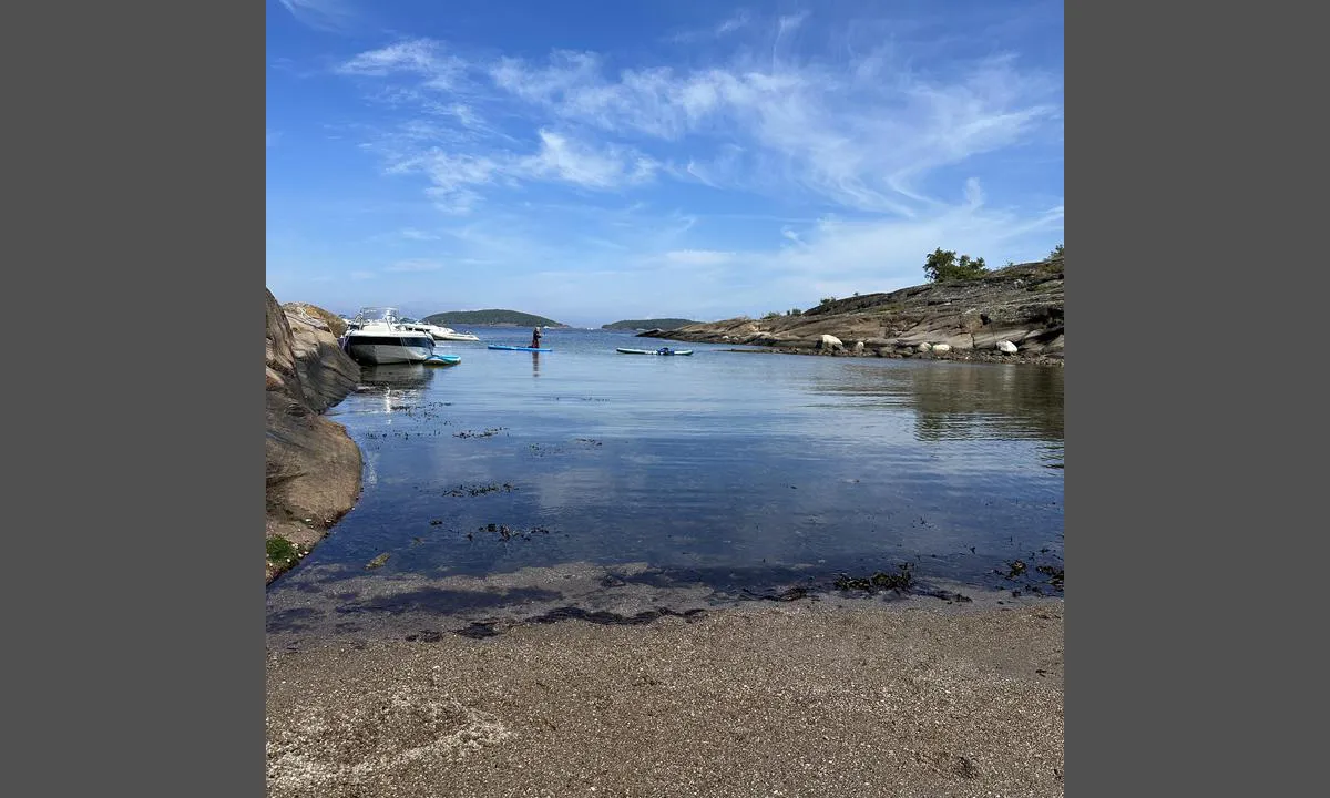 Skjellerøy: {"base": "no", "no": "Hovedstrand nord", "se": "Huvudstrand norr", "en": "Main Beach North", "da": "Hovedstrand nord"}