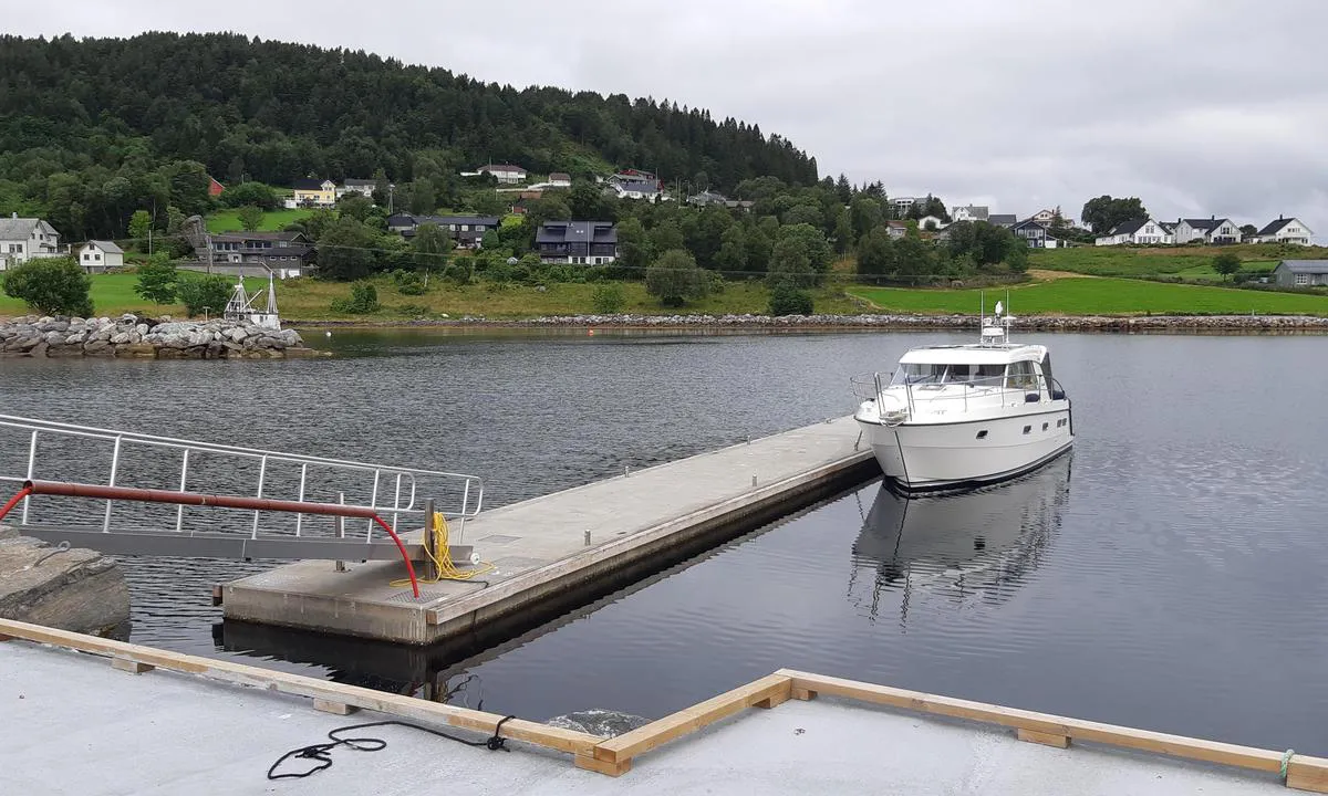 Sunde og Solevåg Småbåthavn: {"base": "no", "no": "Gjestebryggen med vann ved landgangen, mange og gode kryssholter.", "se": "G\u00e4stbryggan med vatten vid landg\u00e5ngen, m\u00e5nga och bra kryssholt.", "en": "The guest pier with water at the gangway, many and good mooring bollards.", "da": "G\u00e6stebroen med vand ved landgangen, mange og gode krydsbolder."}