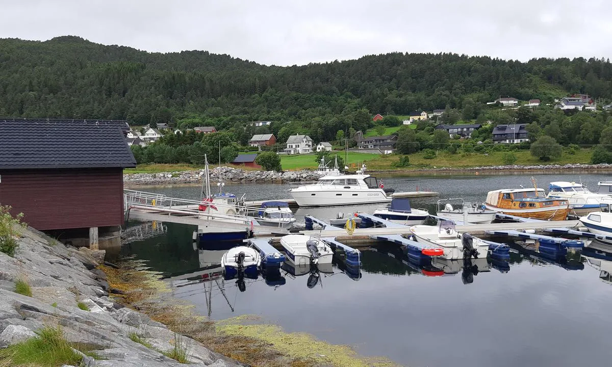 Sunde og Solevåg Småbåthavn: {"base": "no", "no": "Gjestebrygge ytterst i b\u00e5thavnen.", "se": "G\u00e4stbrygga ytterst i b\u00e5thamnen.", "en": "Guest pier at the outer end of the marina.", "da": "G\u00e6stebro yderst i b\u00e5dhavnen."}