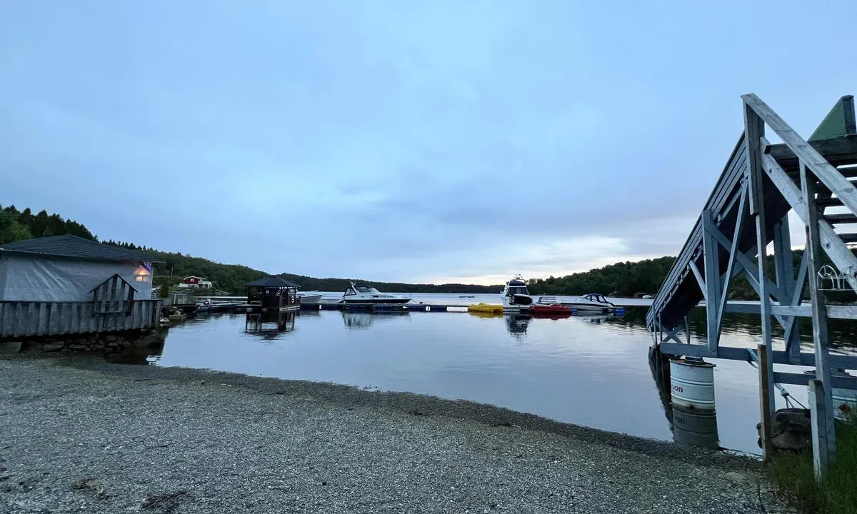 Vågseidstranda: {"base": "no", "no": "Bra og rolig plass med Strand, sklie, kanoer og treb\u00e5ter", "se": "Bra och lugn plats med strand, rutschkana, kanoter och tr\u00e4b\u00e5tar", "en": "Good and calm place with a beach, slide, canoes, and wooden boats", "da": "God og rolig plads med strand, rutsjebane, kanoer og tr\u00e6b\u00e5de"}